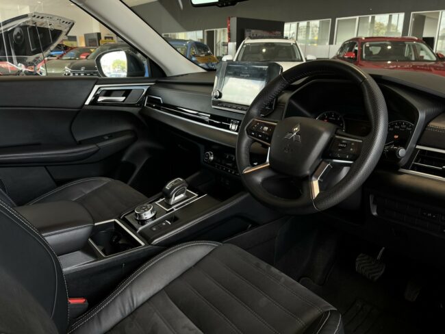 2022 Mitsubishi Outlander XLS 2.5L 4WD 7 Seat - Image 9