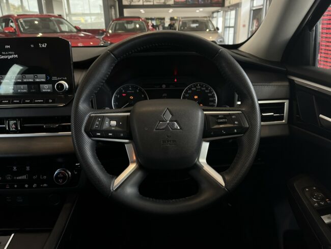 2022 Mitsubishi Outlander XLS 2.5L 4WD 7 Seat - Image 13