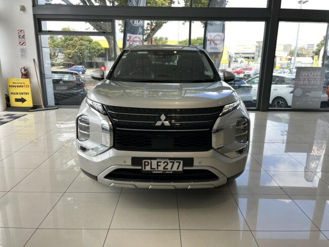 2022 Mitsubishi Outlander XLS 2.5L 4WD 7 Seat - Image 2