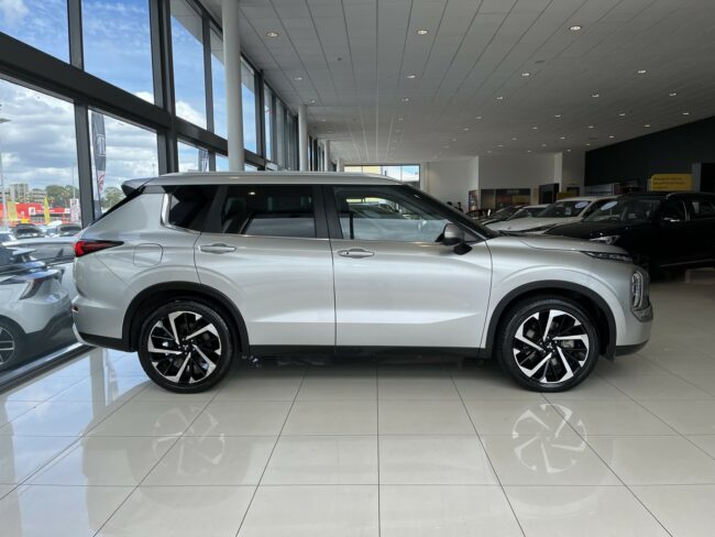 2022 Mitsubishi Outlander XLS 2.5L 4WD 7 Seat - Image 3