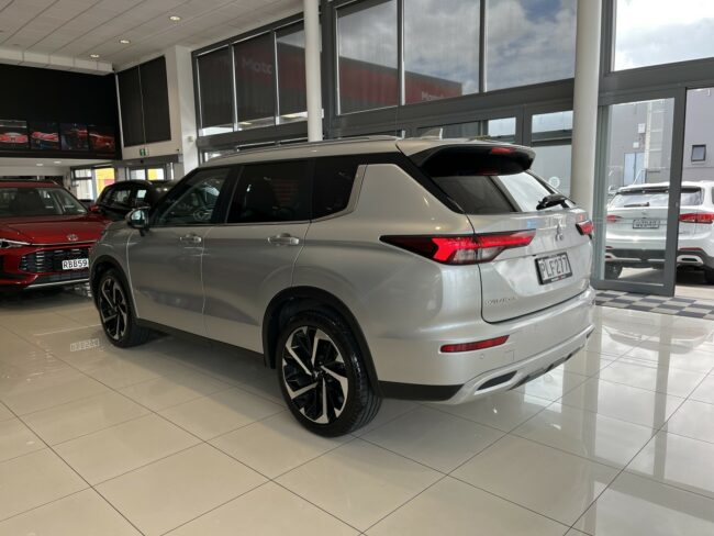 2022 Mitsubishi Outlander XLS 2.5L 4WD 7 Seat - Image 5