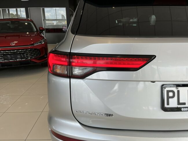 2022 Mitsubishi Outlander XLS 2.5L 4WD 7 Seat - Image 7