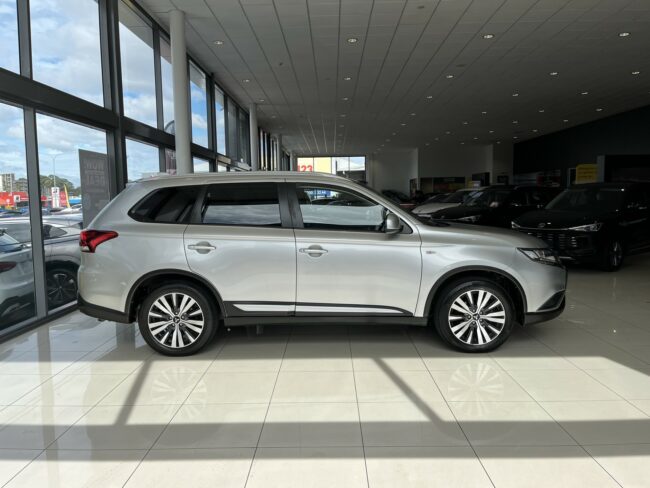 2021 Mitsubishi Outlander Ls 2.4P/Cvt - Image 4