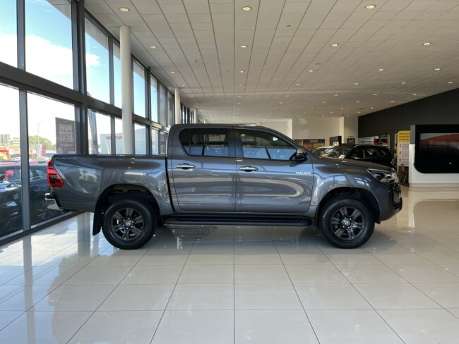 2022 Toyota Hilux Sr5 Td Dc 2.8Dt - Image 4