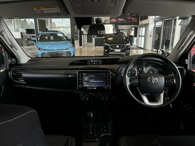 2023 Toyota Hilux Sr Td Dc 2.8Dt - Image 11