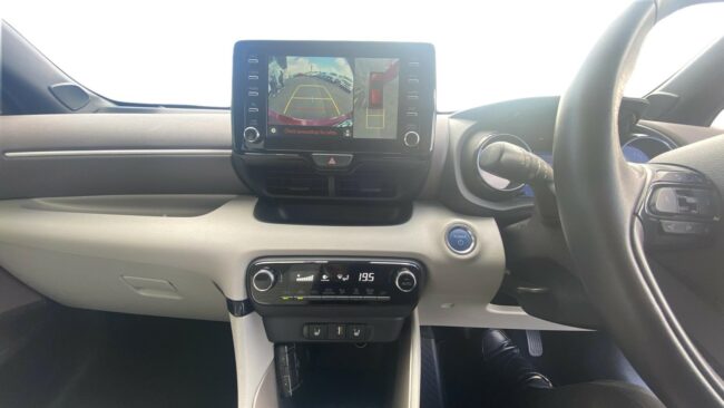 2022 Toyota Yaris Hybrid - Image 18