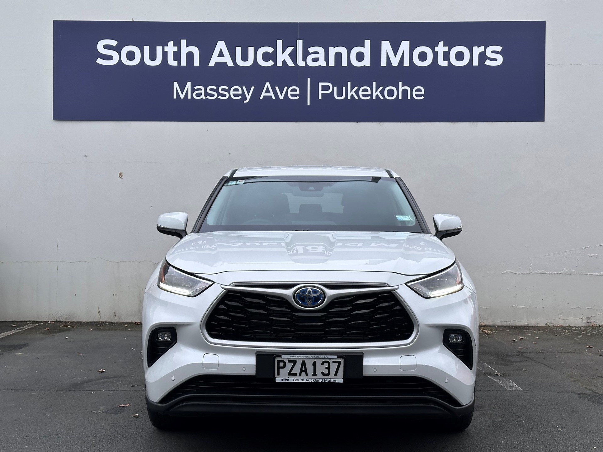 2023 Toyota Highlander GXL 2.5 Petrol Hybrid - Image 2