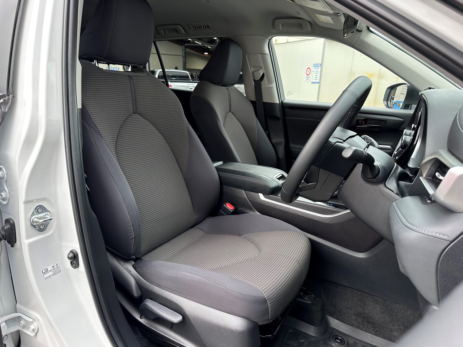 2023 Toyota Highlander GXL 2.5 Petrol Hybrid - Image 16