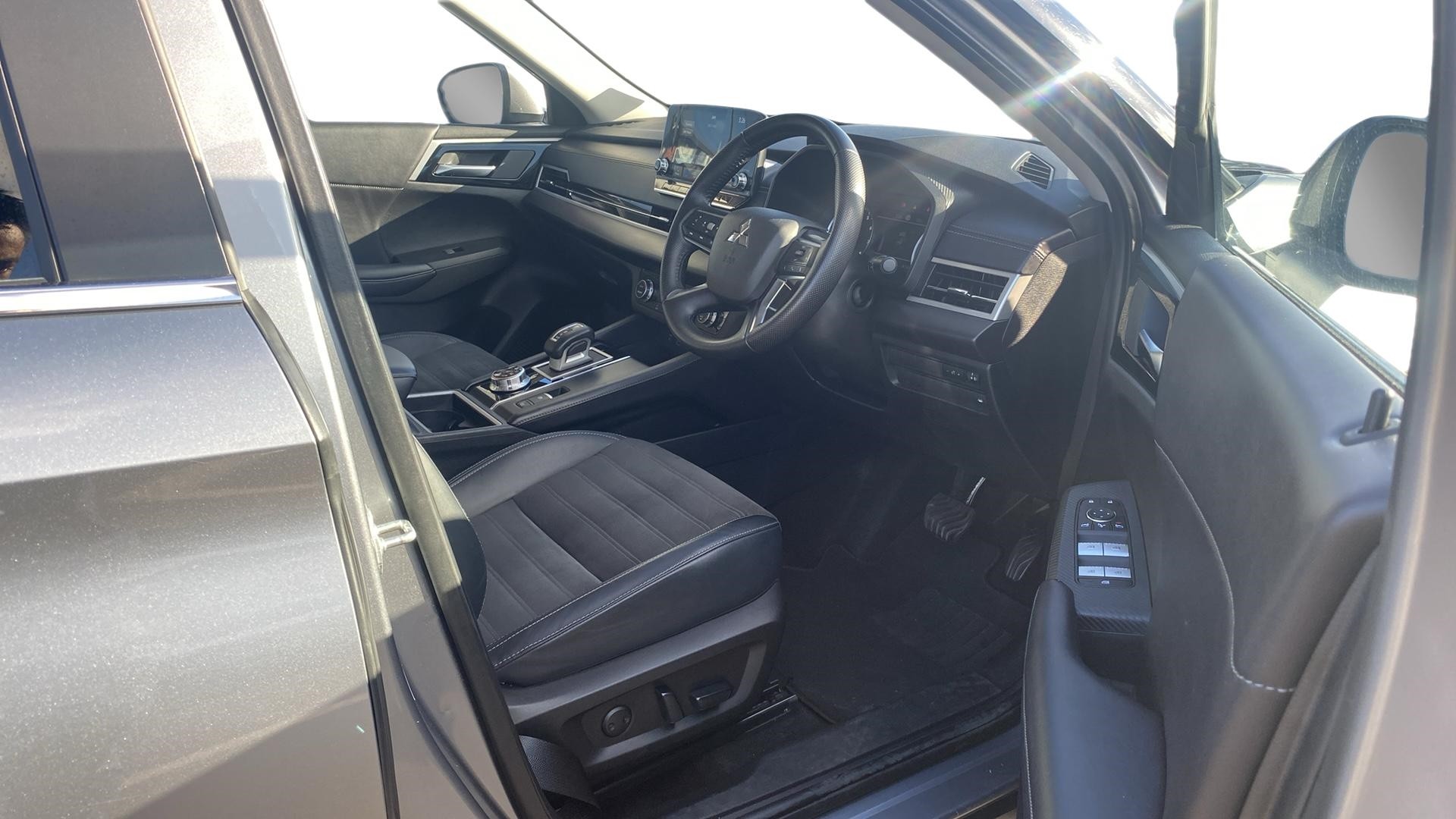 2023 Mitsubishi Outlander Xls 2.5P/4Wd/CVT 7-Seater - Image 9