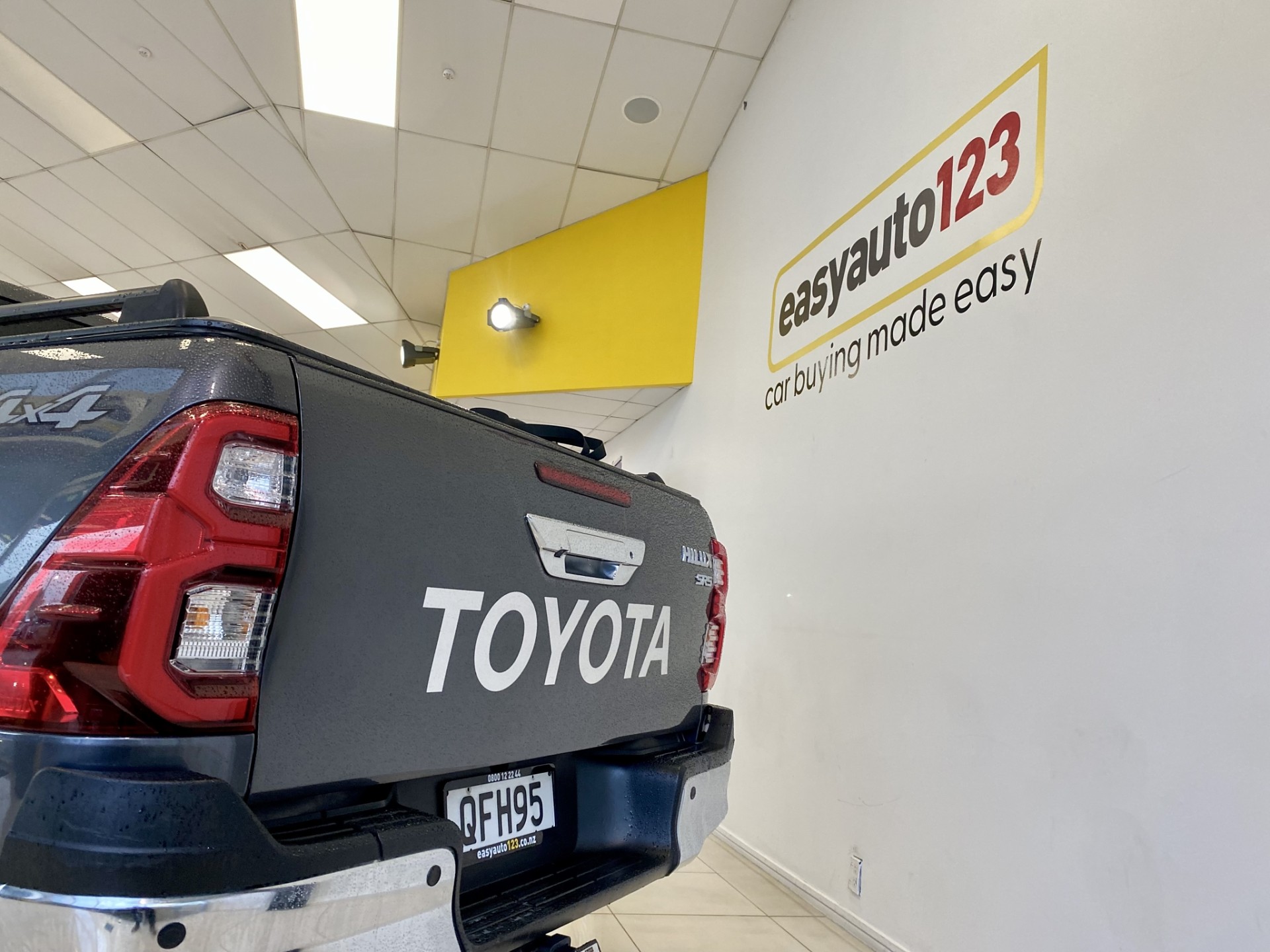 2023 Toyota Hilux SR5 2.8L DT 4WD - Image 8