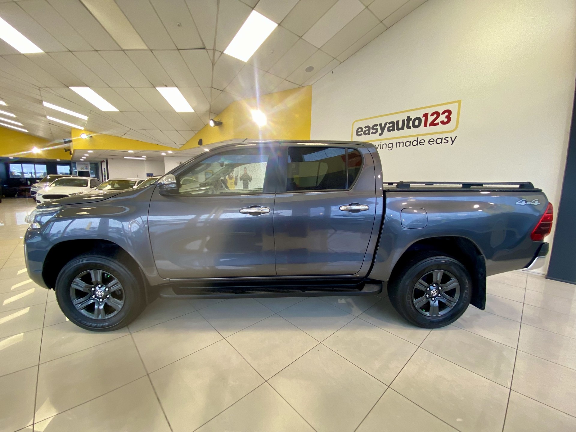 2023 Toyota Hilux SR5 2.8L DT 4WD - Image 9