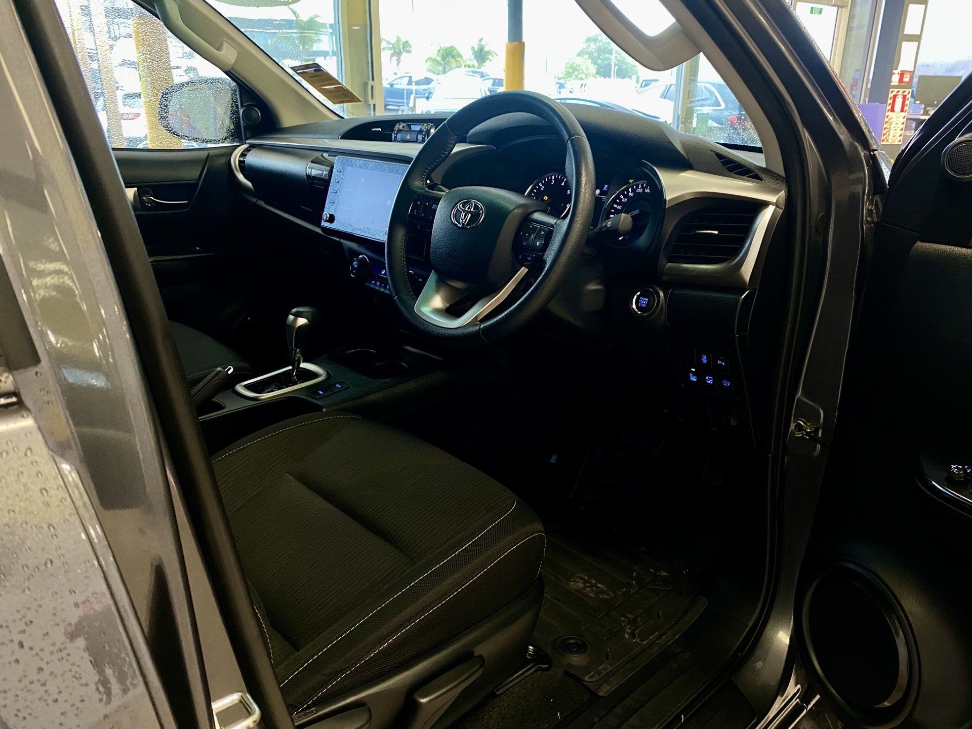 2023 Toyota Hilux SR5 2.8L DT 4WD - Image 12