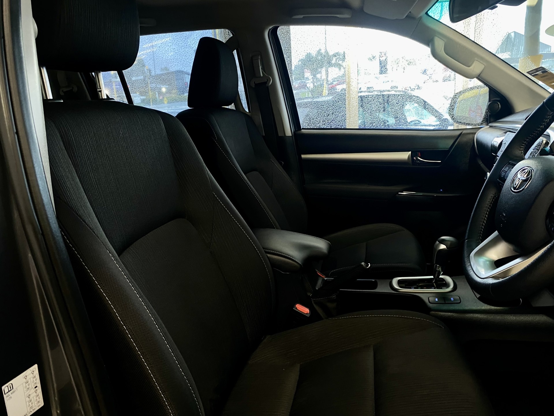 2023 Toyota Hilux SR5 2.8L DT 4WD - Image 13