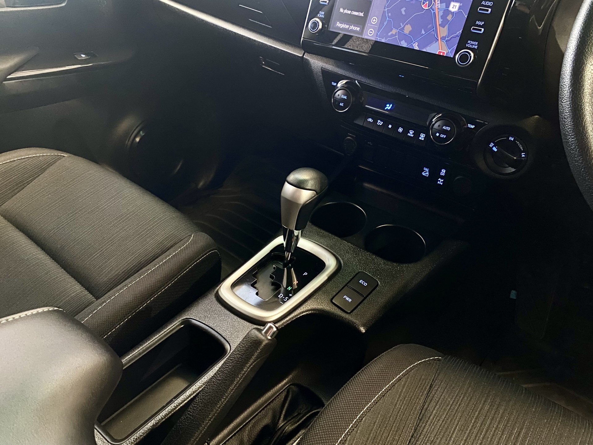 2023 Toyota Hilux SR5 2.8L DT 4WD - Image 17