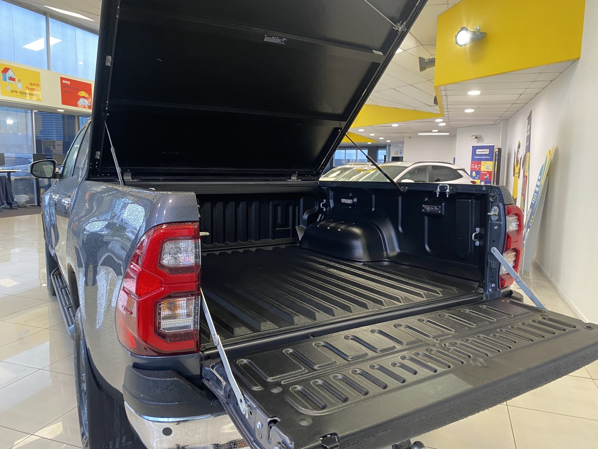 2023 Toyota Hilux SR5 2.8L DT 4WD - Image 7