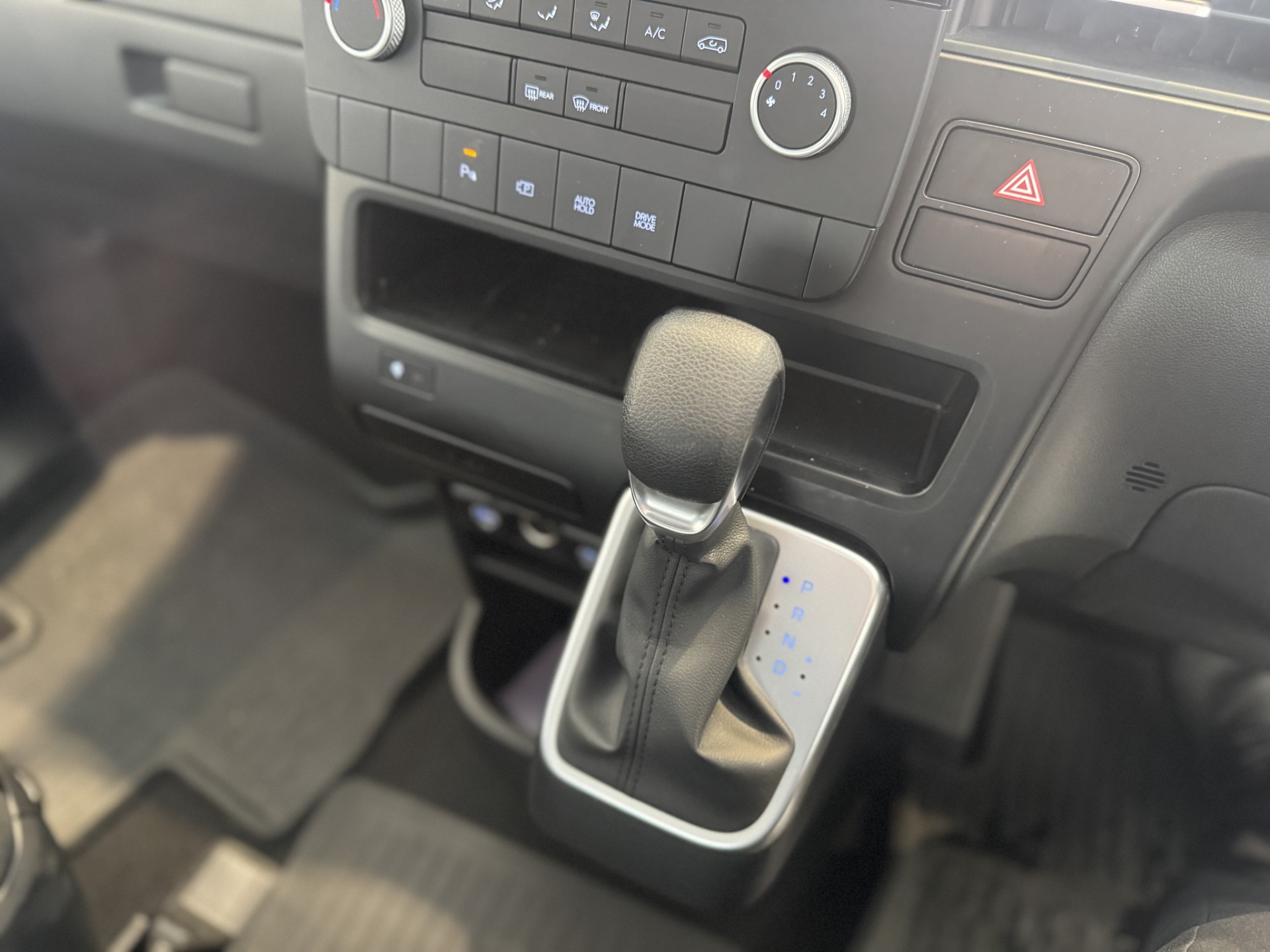 2024 Hyundai Staria 2.2Dt/8At - Image 16