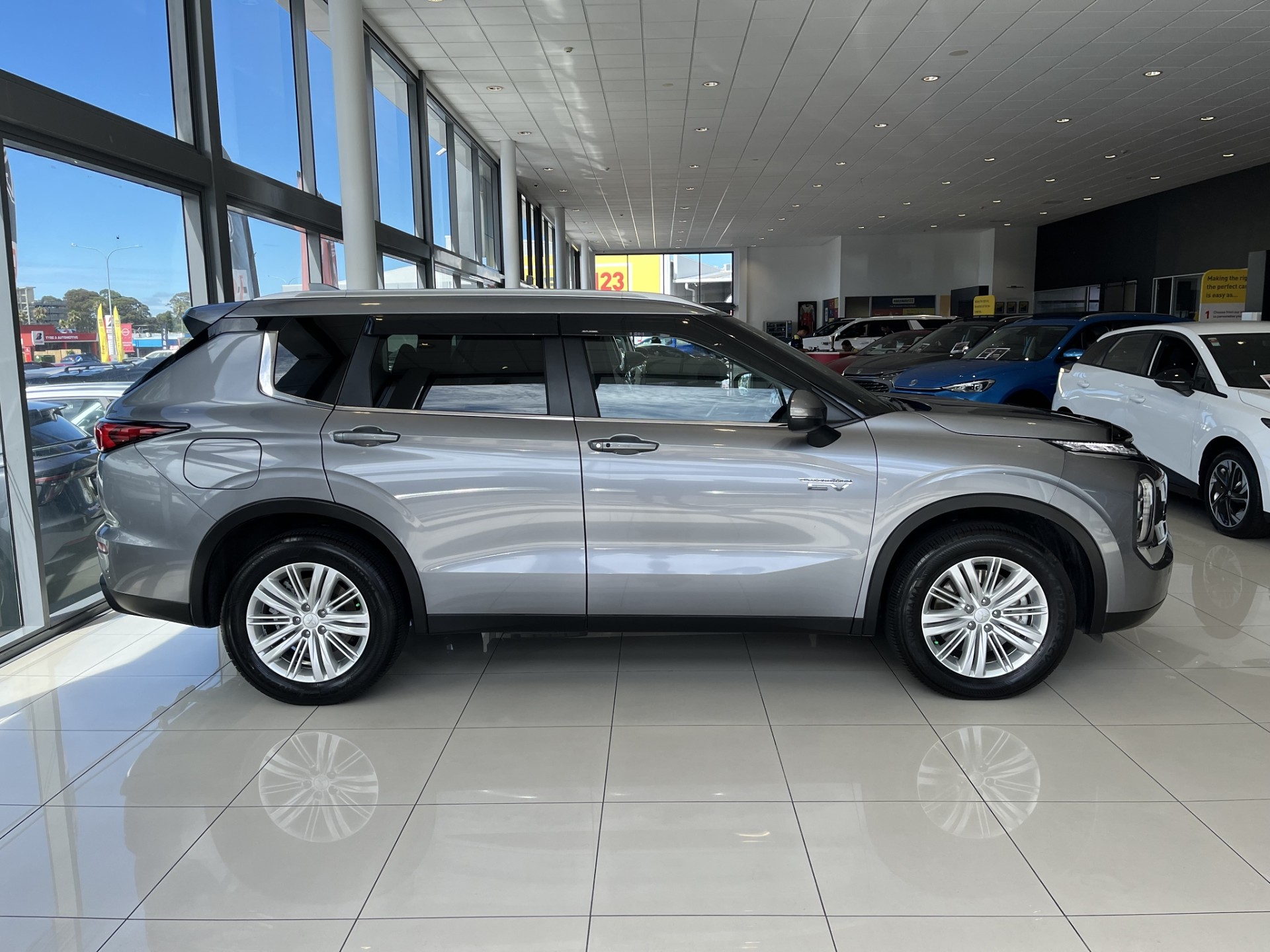 2022 Mitsubishi Outlander Ls Phev/4Wd/At - Image 3