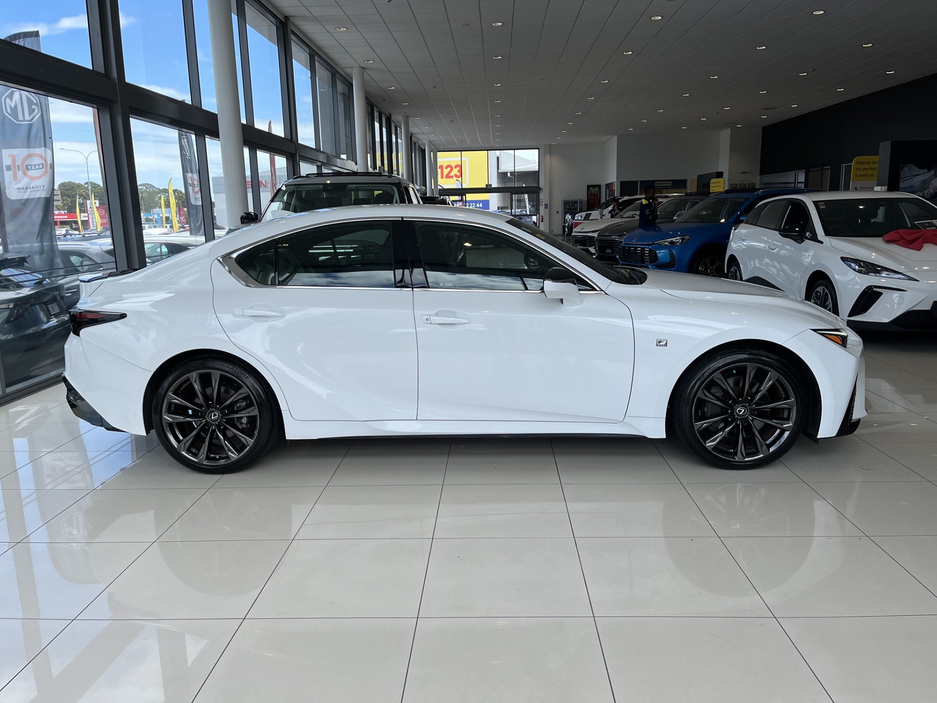 2023 Lexus IS 300H F Sport 2.5Ph/Hd - Image 3