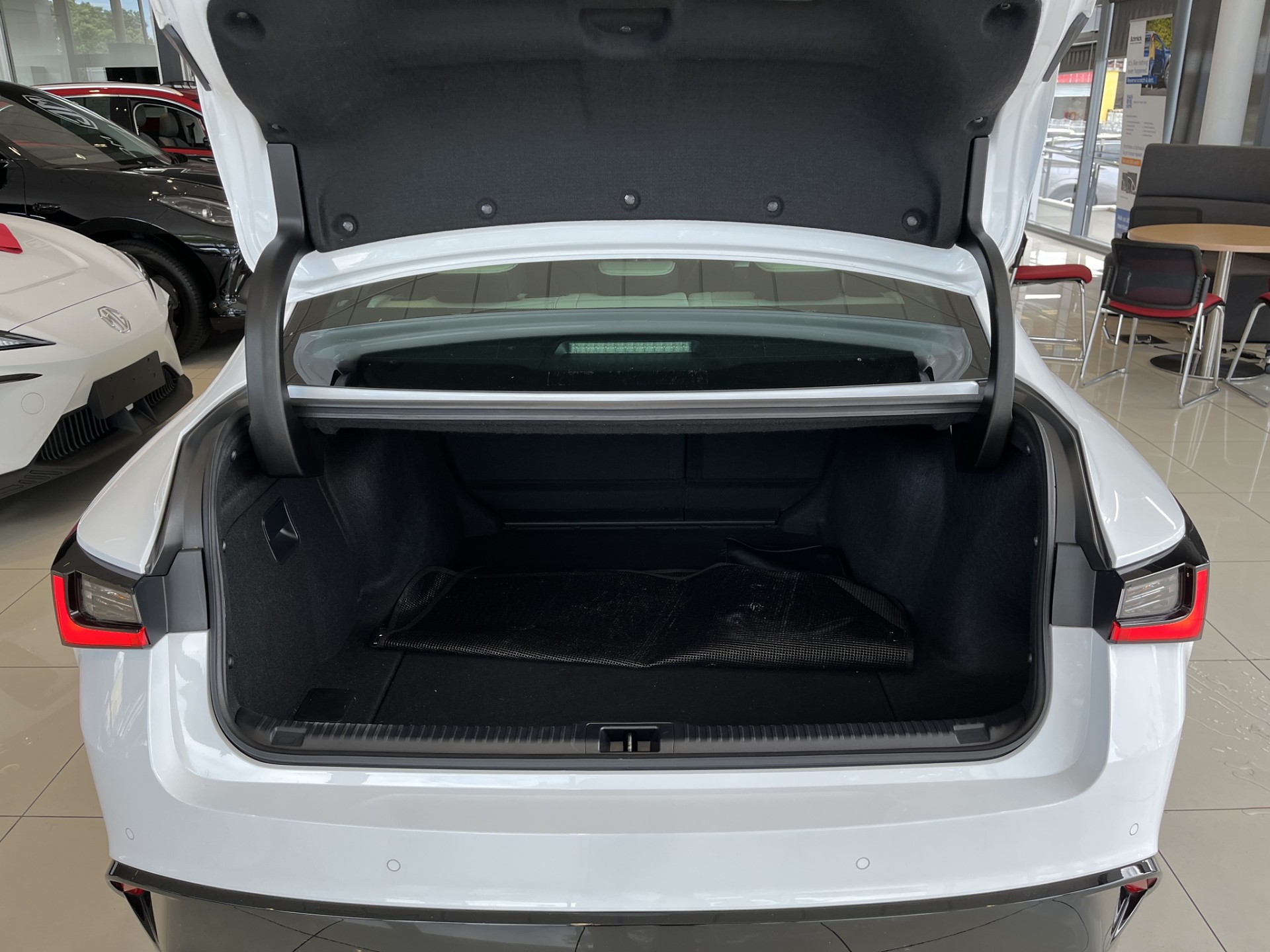 2023 Lexus IS 300H F Sport 2.5Ph/Hd - Image 9