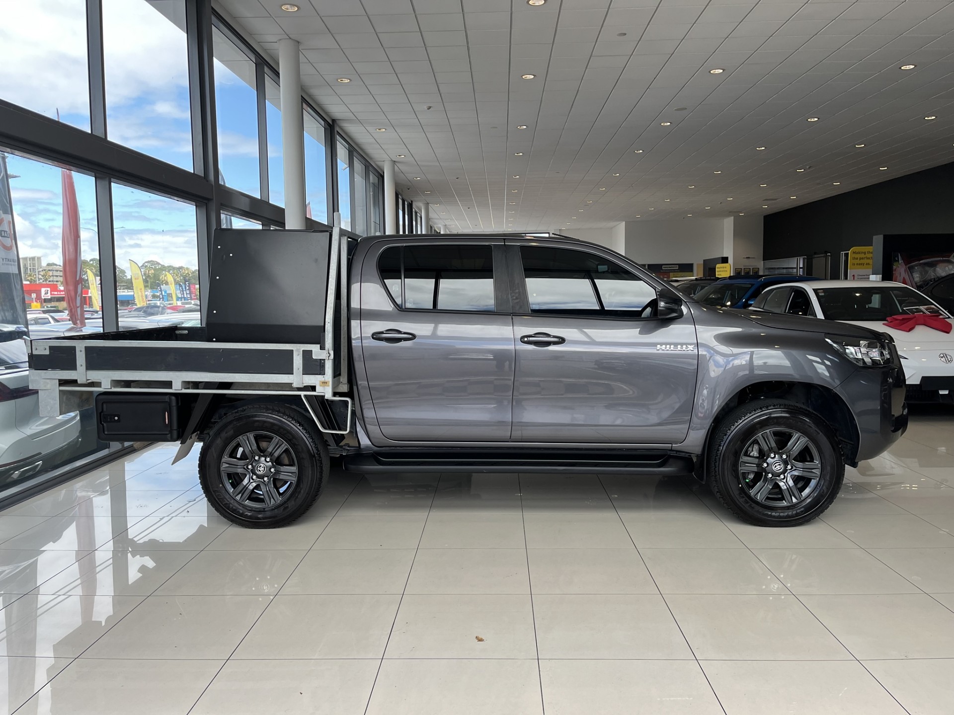 2023 Toyota Hilux SR 2.8D 4WD - Image 5