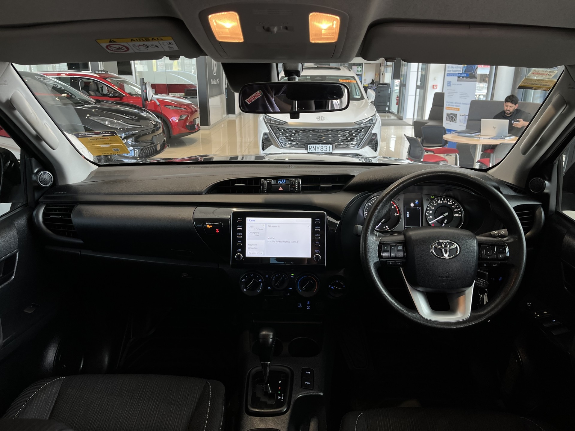 2023 Toyota Hilux SR 2.8D 4WD - Image 10