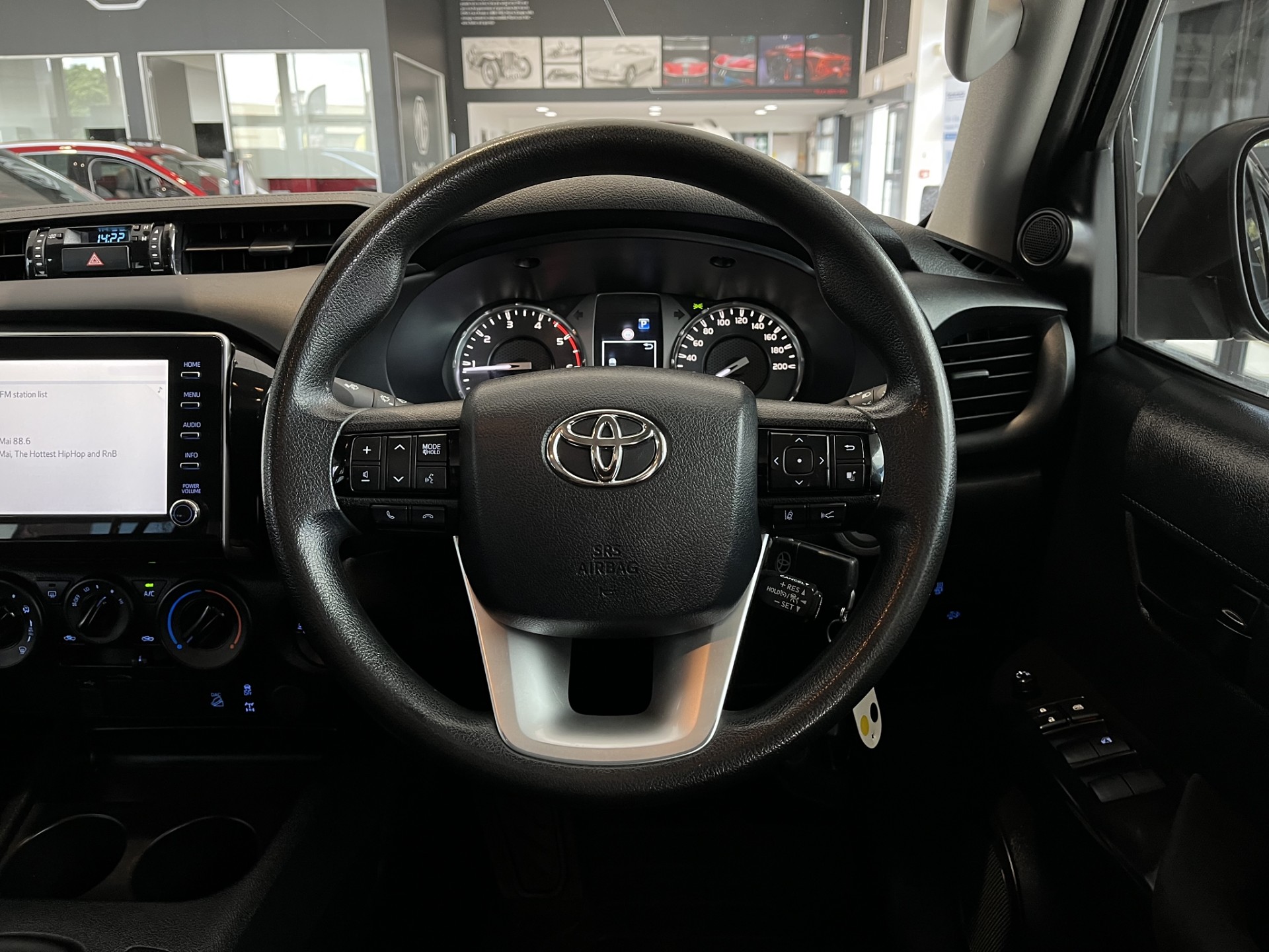 2023 Toyota Hilux SR 2.8D 4WD - Image 9