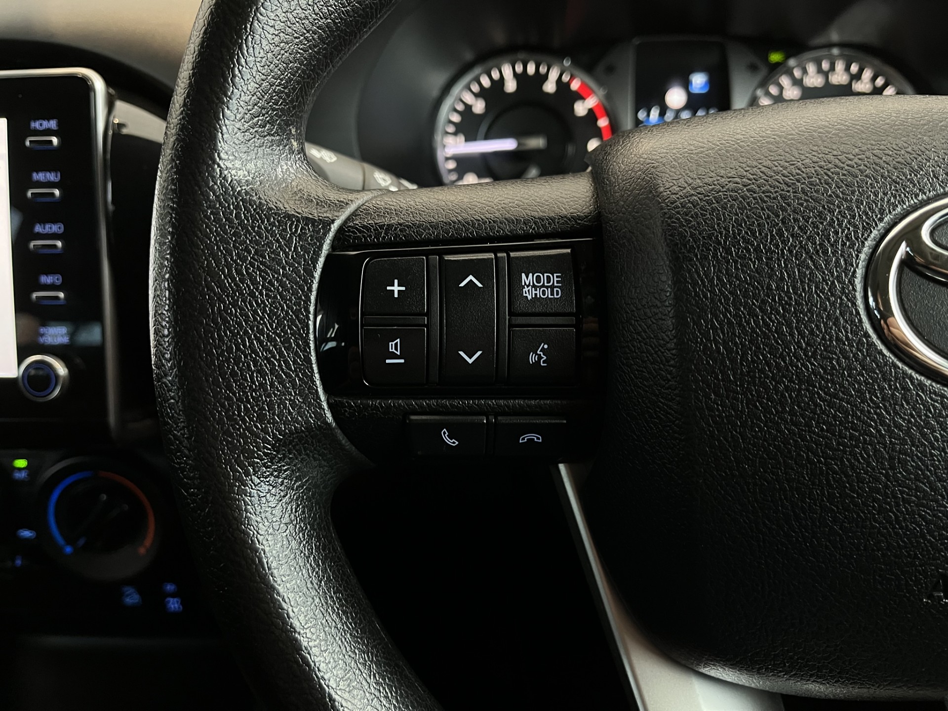 2023 Toyota Hilux SR 2.8D 4WD - Image 15