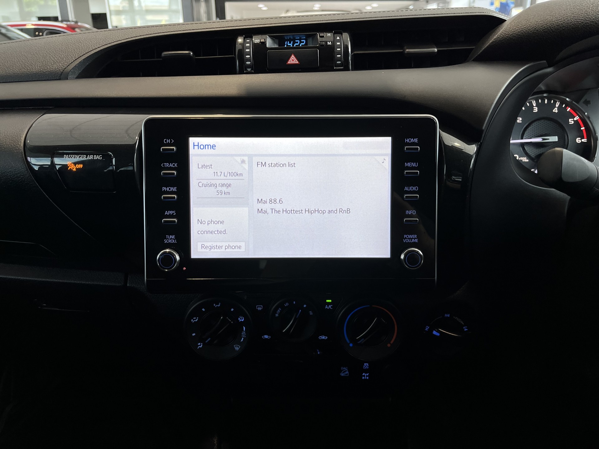 2023 Toyota Hilux SR 2.8D 4WD - Image 17