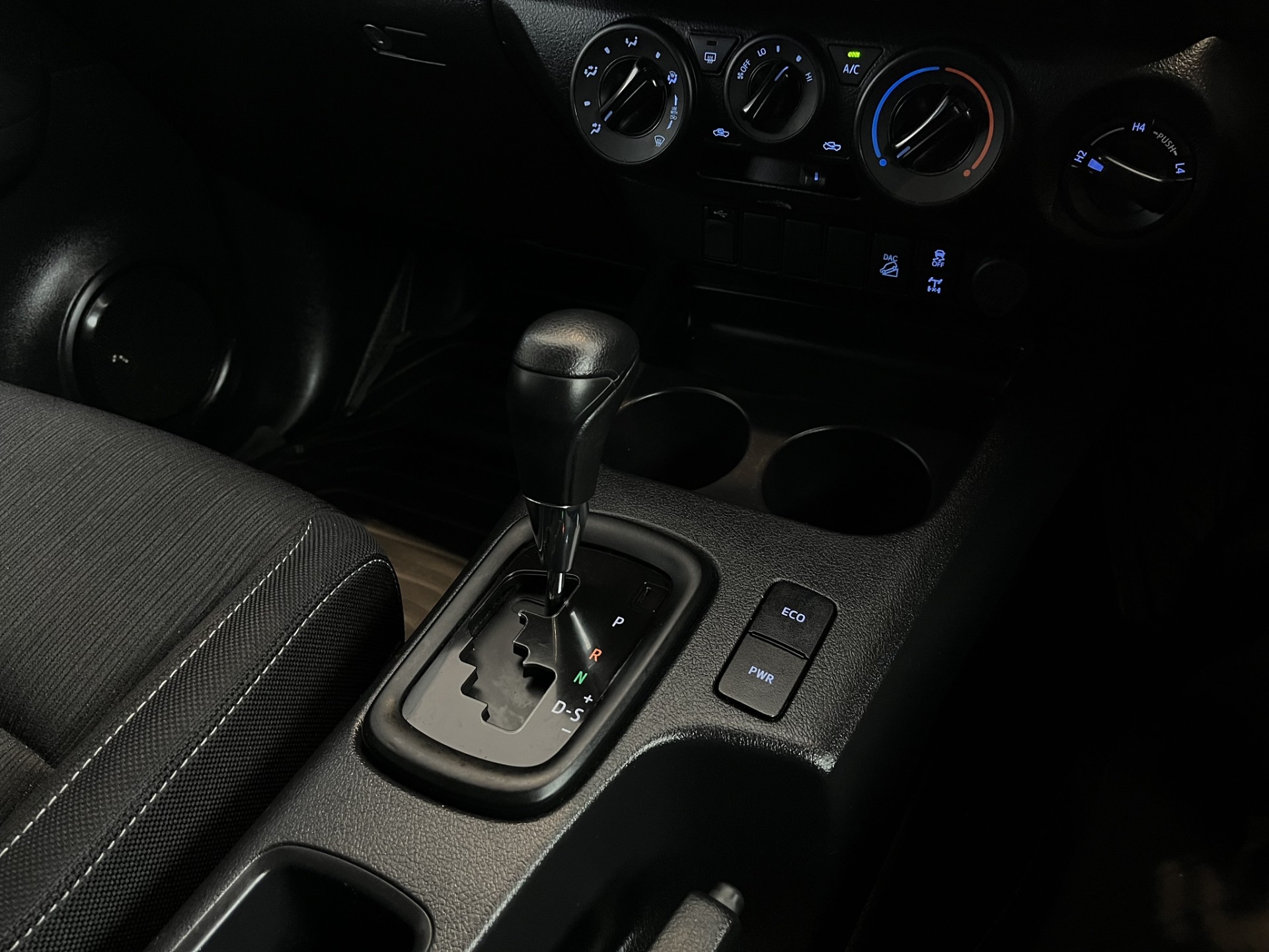 2023 Toyota Hilux SR 2.8D 4WD - Image 19