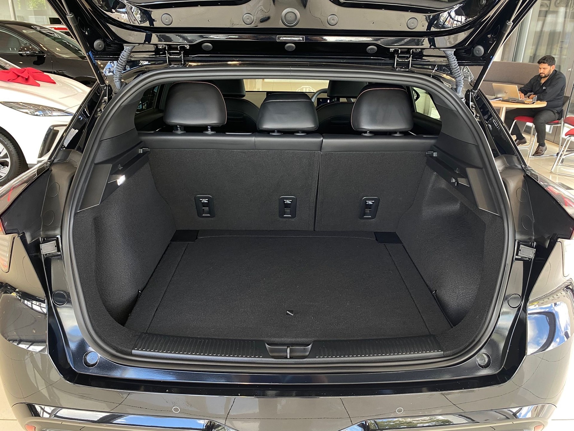 2025 MG MG4 Essence 64Kwh/Ev/4Wd - Image 9