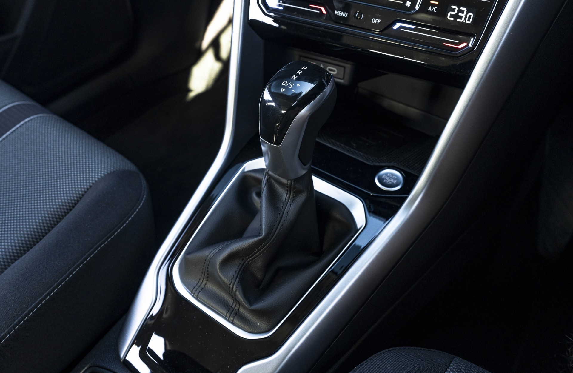 2025 Volkswagen T-Roc Life 2WD Facelift Petrol Auto / Turbo - Image 13