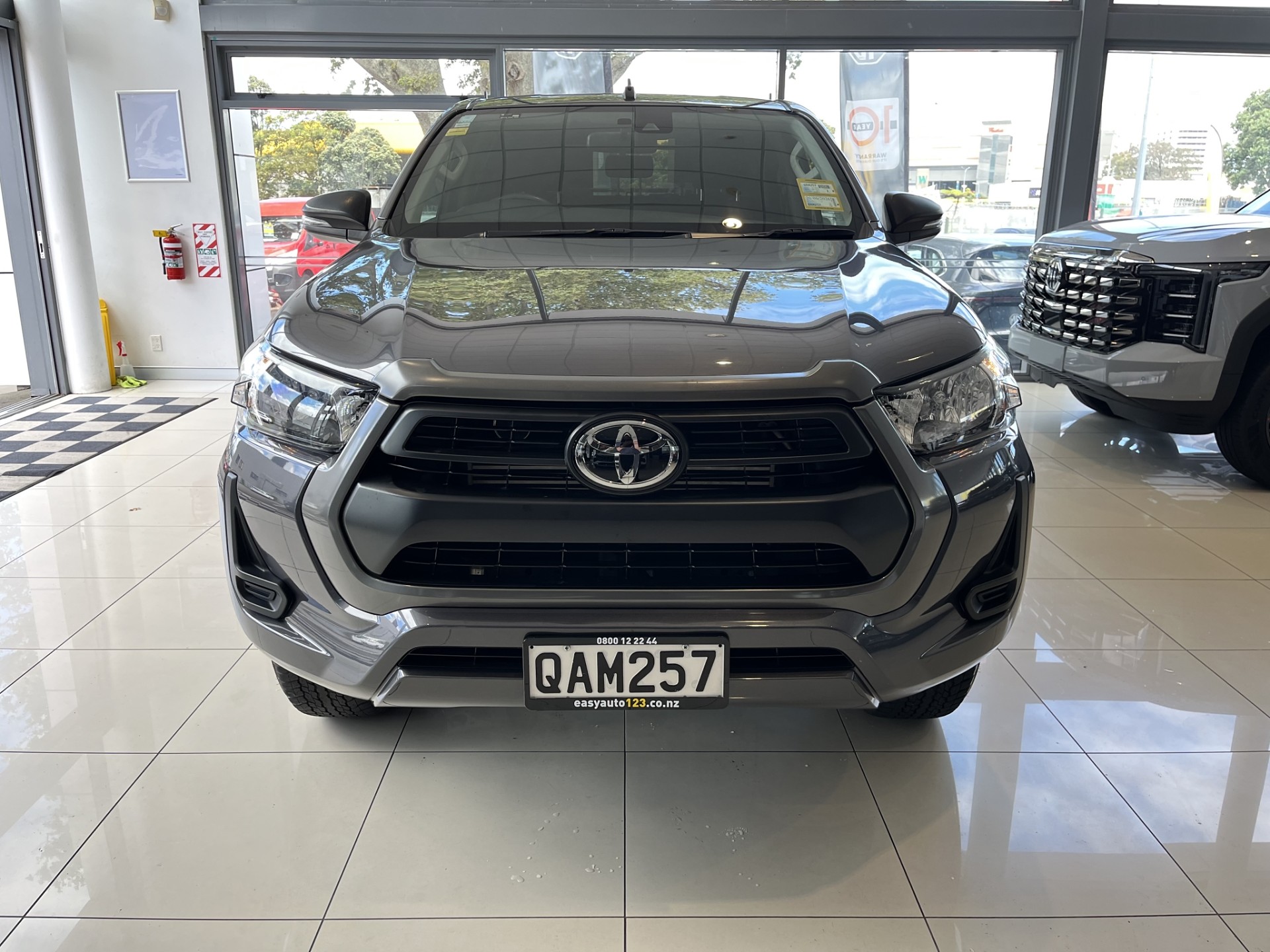 2023 Toyota Hilux SR 2.8D 4WD - Image 2