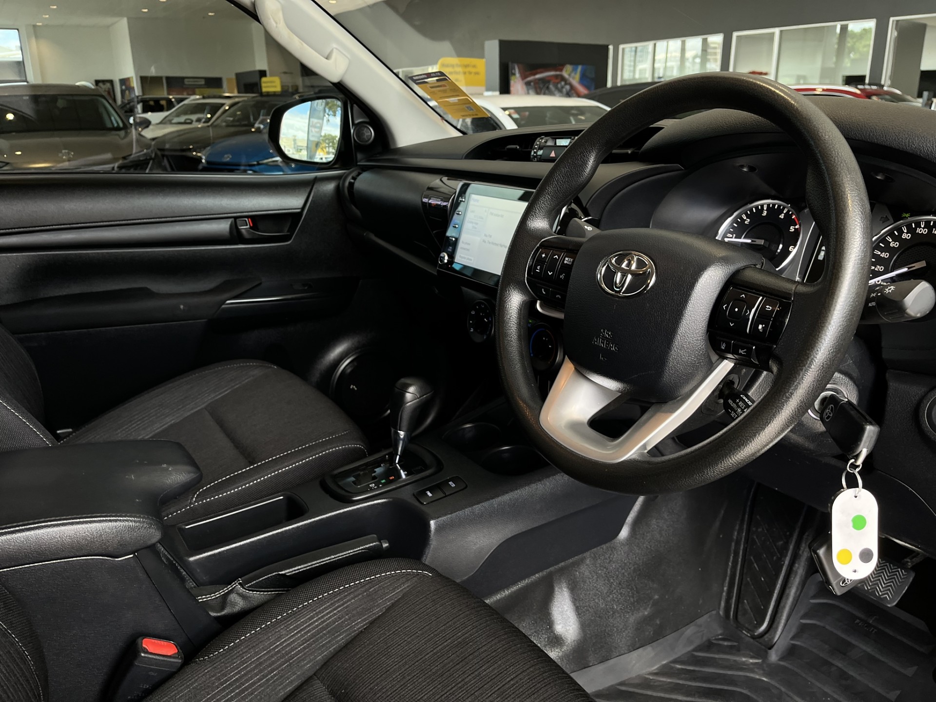 2023 Toyota Hilux SR 2.8D 4WD - Image 11