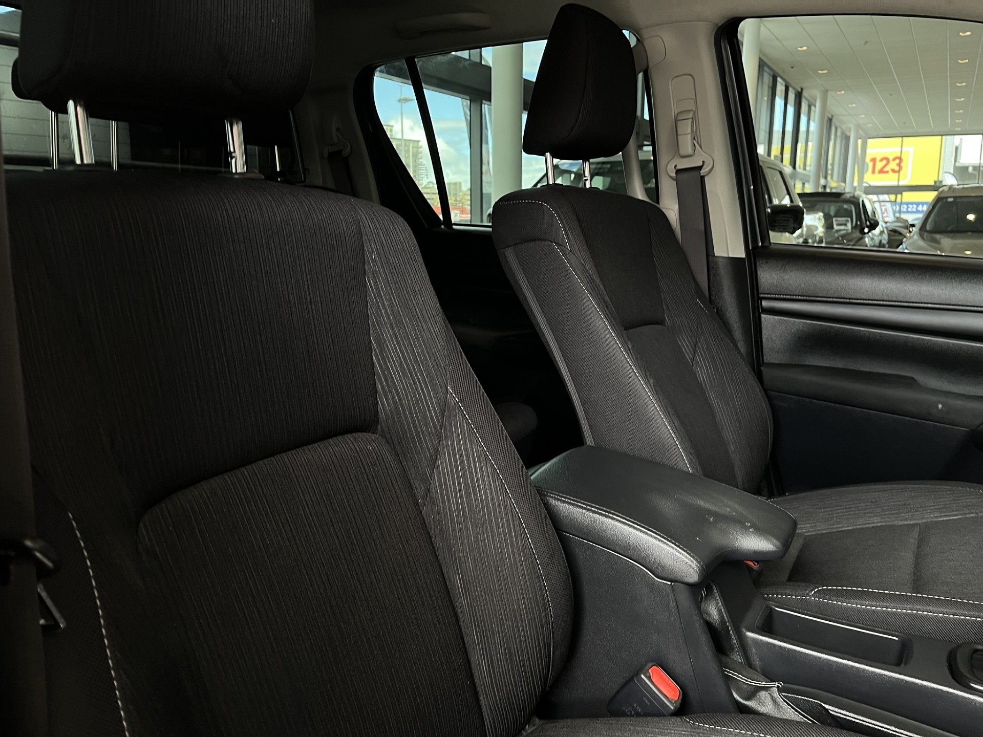 2023 Toyota Hilux SR 2.8D 4WD - Image 12