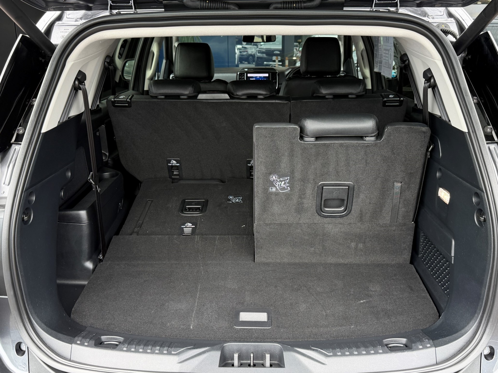 2025 Ford Everest SPORT 4WD 2.0 Bi Turbo 4X4 - Image 11