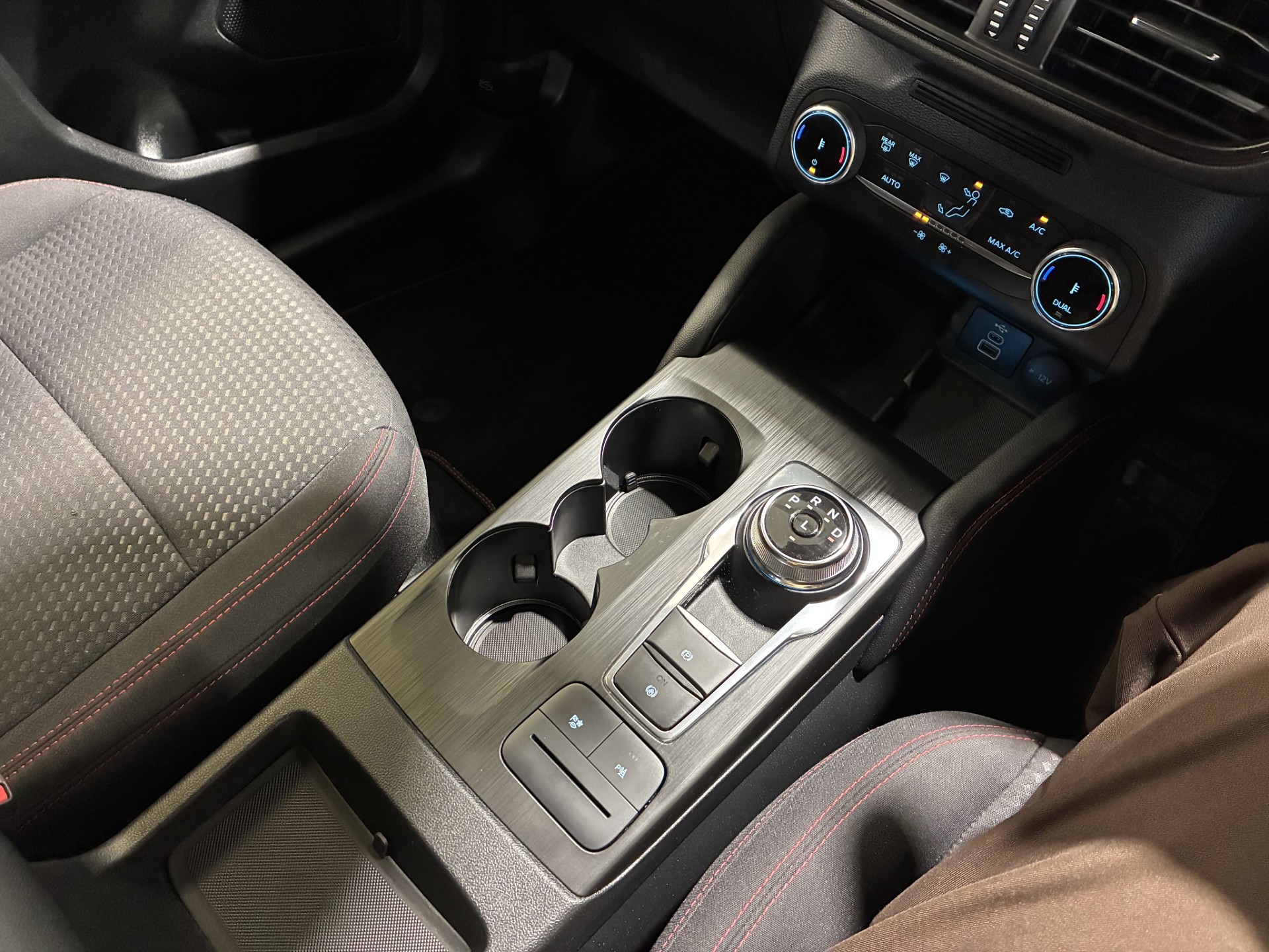 2024 Ford Escape St-Line Fhev 2.5Ph - Image 8