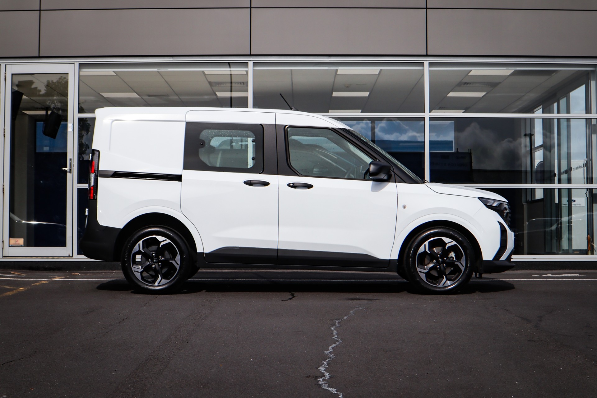 2025 Ford Courier Trend 1.0P/7At - Image 2