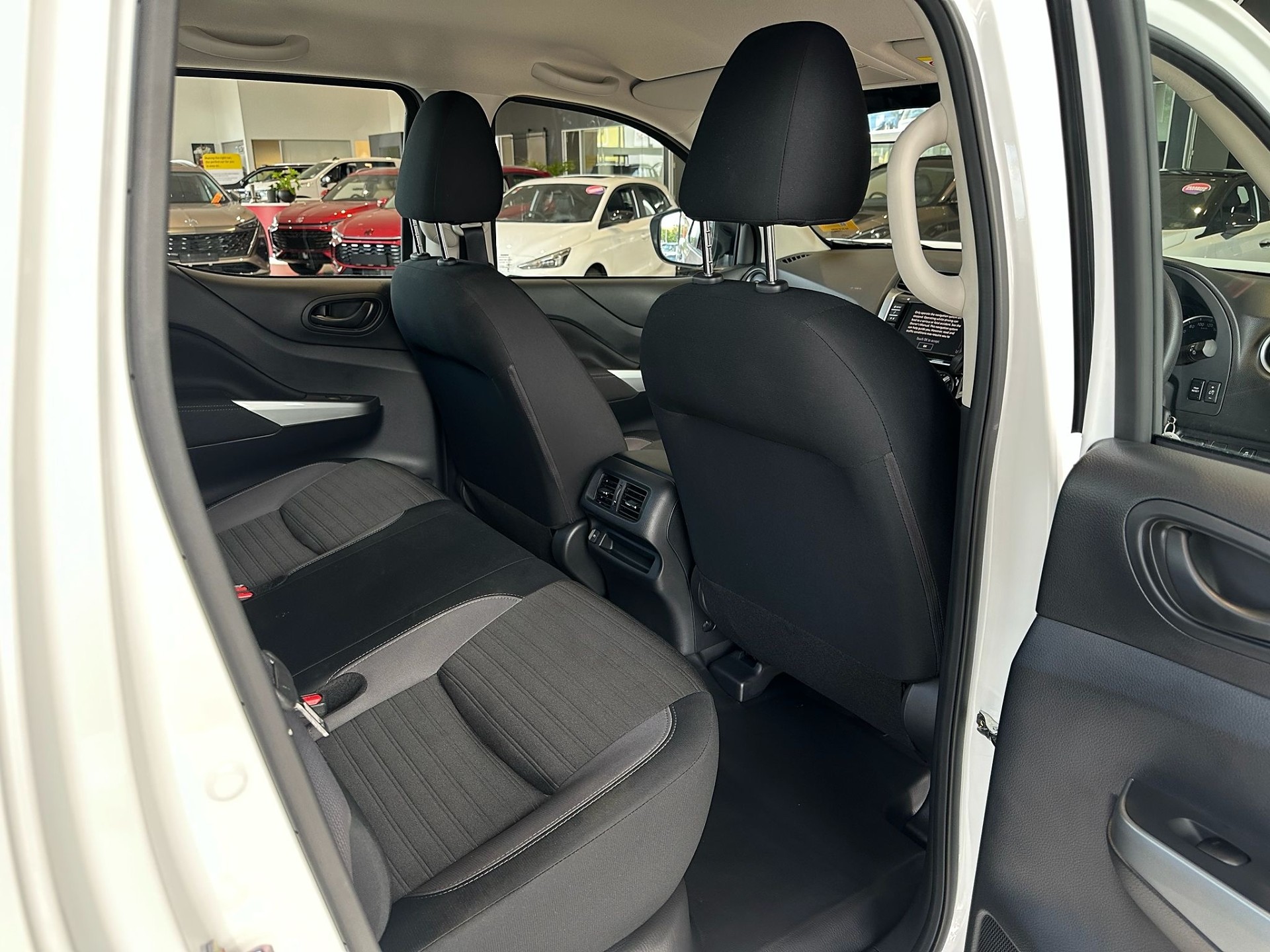 2025 Nissan Navara Sl 2.3D/4Wd/7At - Image 11